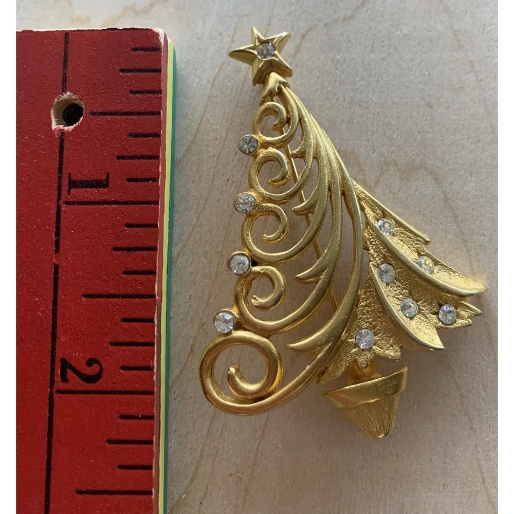JJ Christmas Brooch Mod Swirl Tree Rhinestone Goldtone Pin